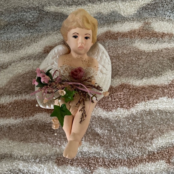 GORGEOUS Vintage Porcelain Sitting Angel Cherub with Flowers EUC - Picture 7 of 16